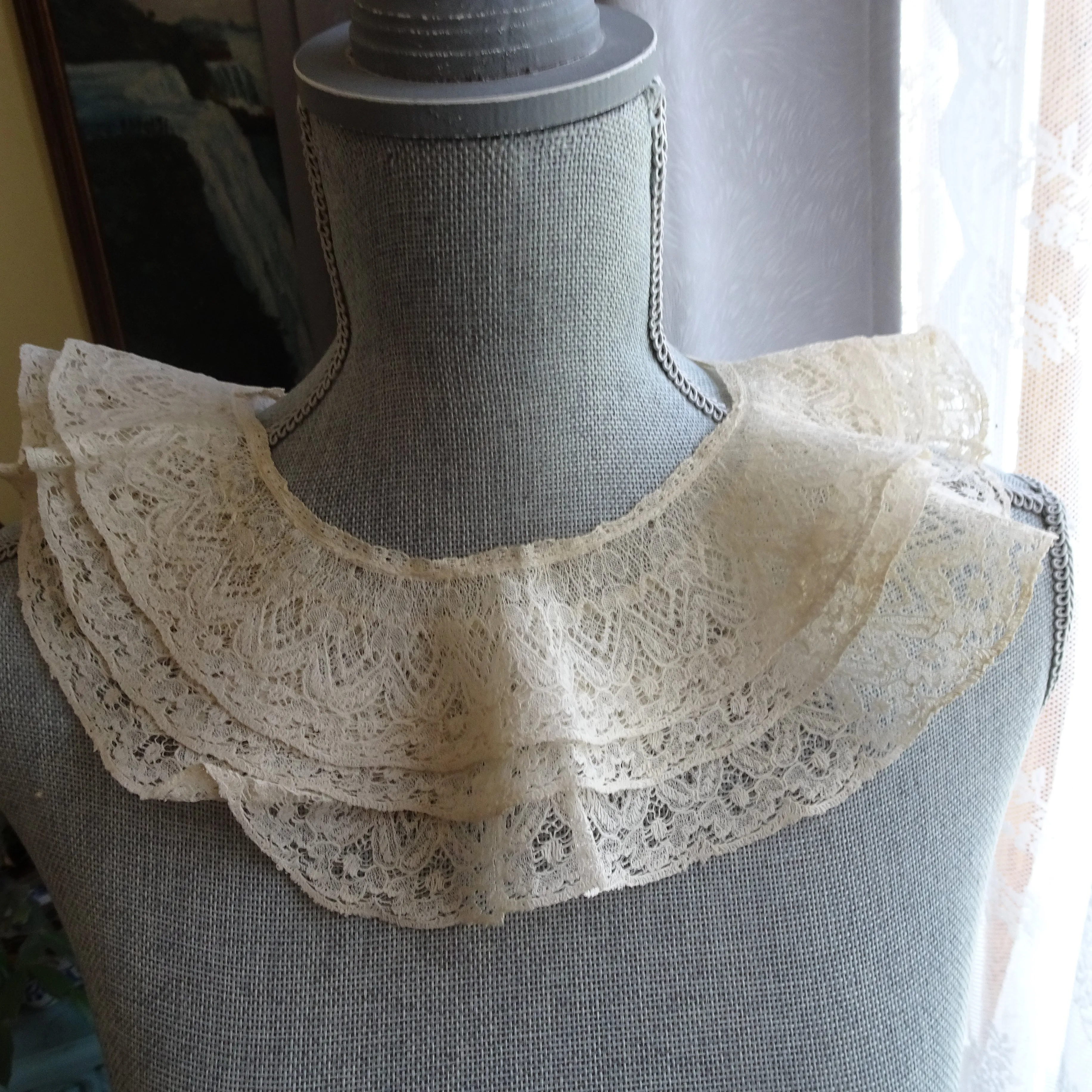 BEAUTIFUL Vintage French Lace Collar, Multi Layer Ruffled French Lace Collar, Flattering Style, Collectible Vintage Lace Collars