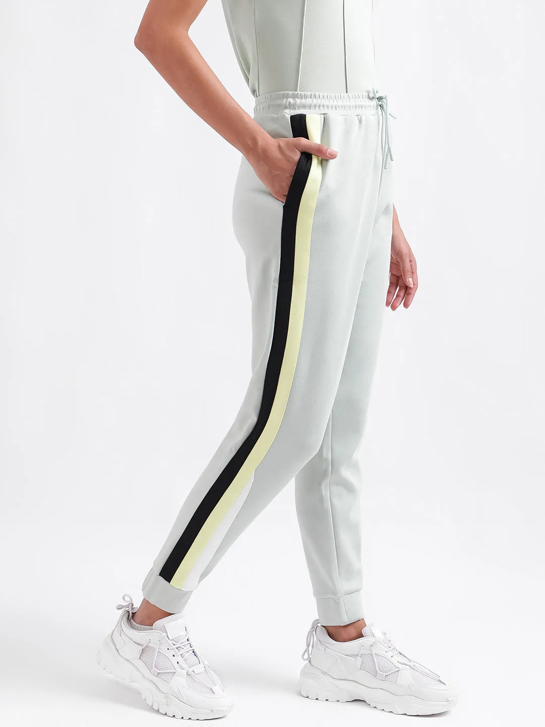 Iconic Women Green Solid Relaxed Fit Mid-Rise Trackpant