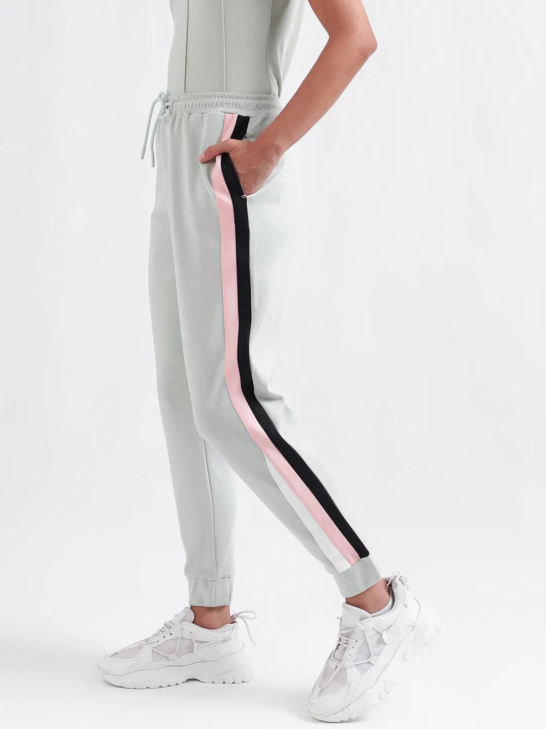 Iconic Women Green Solid Relaxed Fit Mid-Rise Trackpant