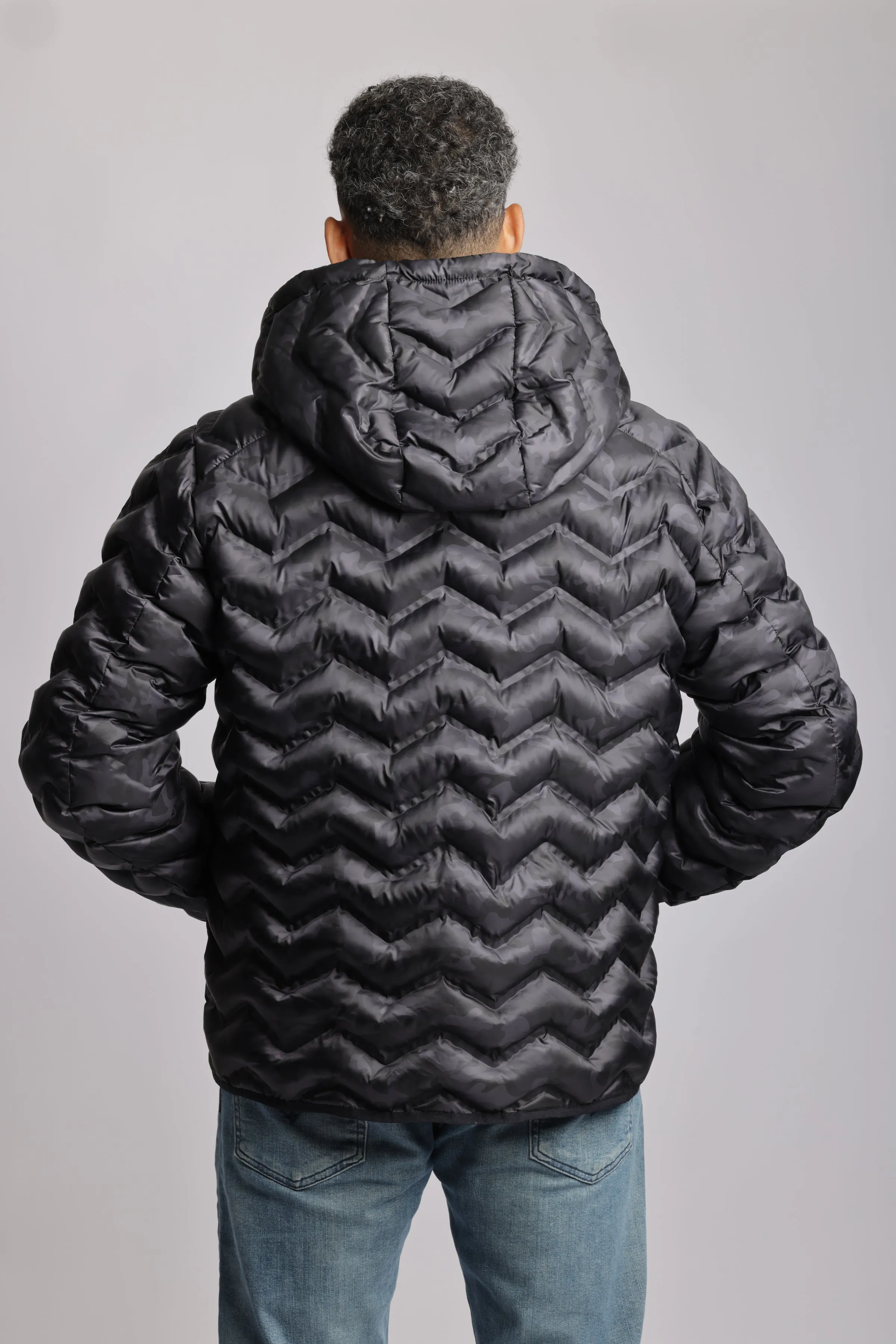 Men's packable puffer jacket in black camo