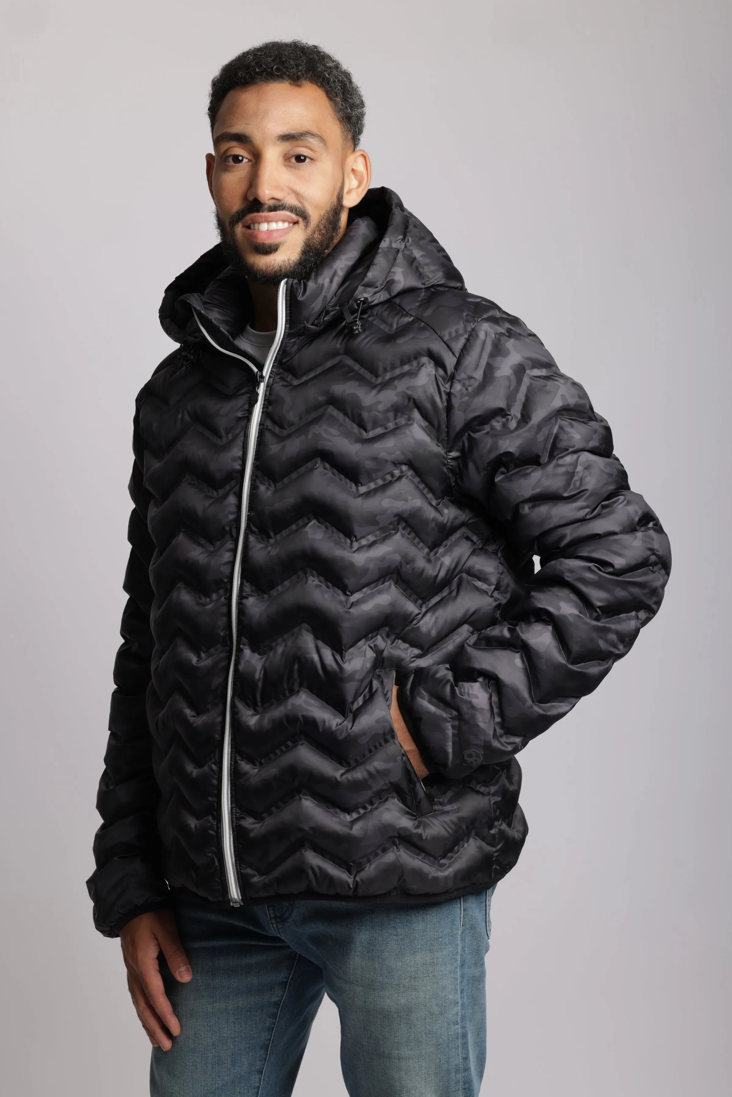 Men's packable puffer jacket in black camo