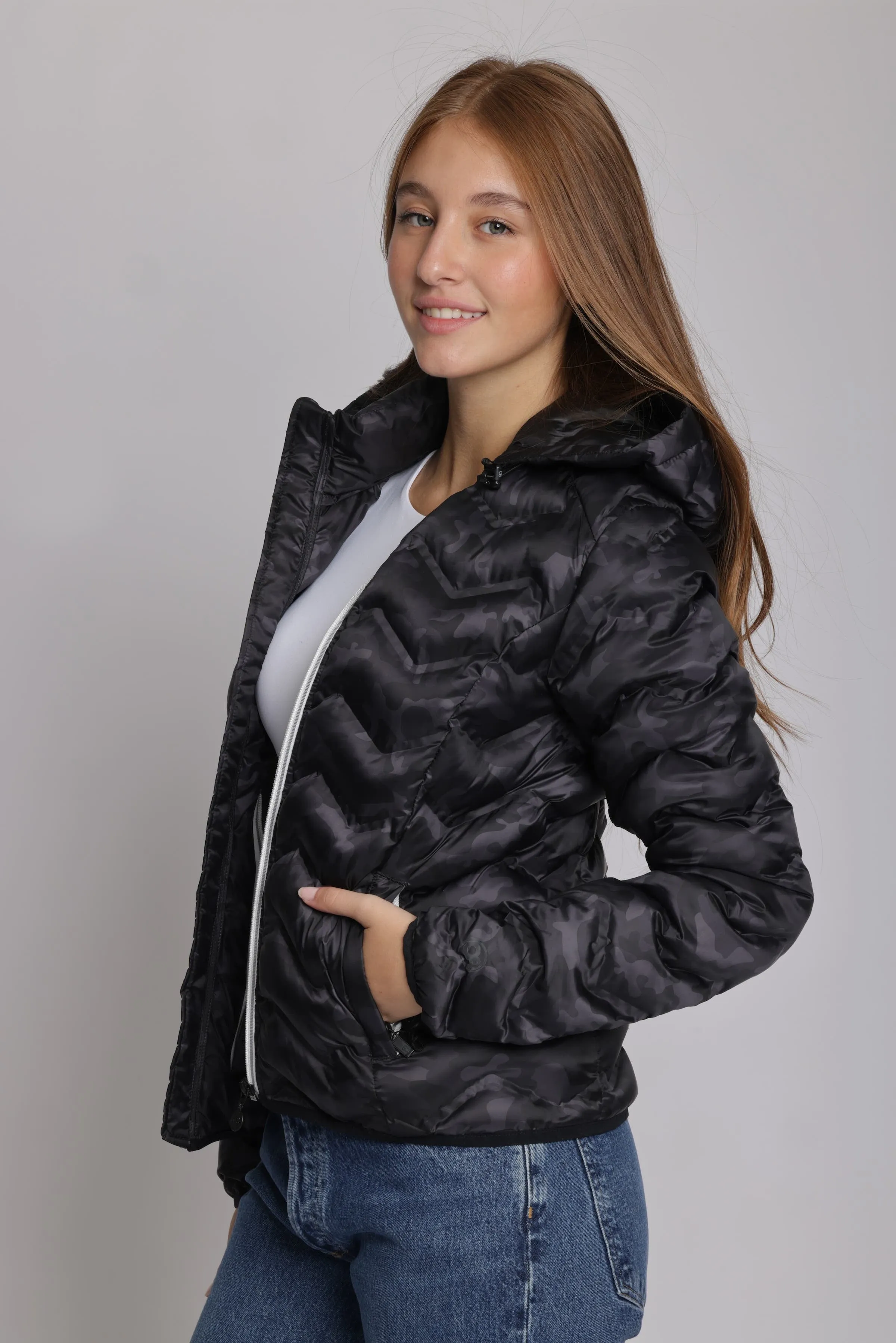 Women's packable puffer jacket in black camo