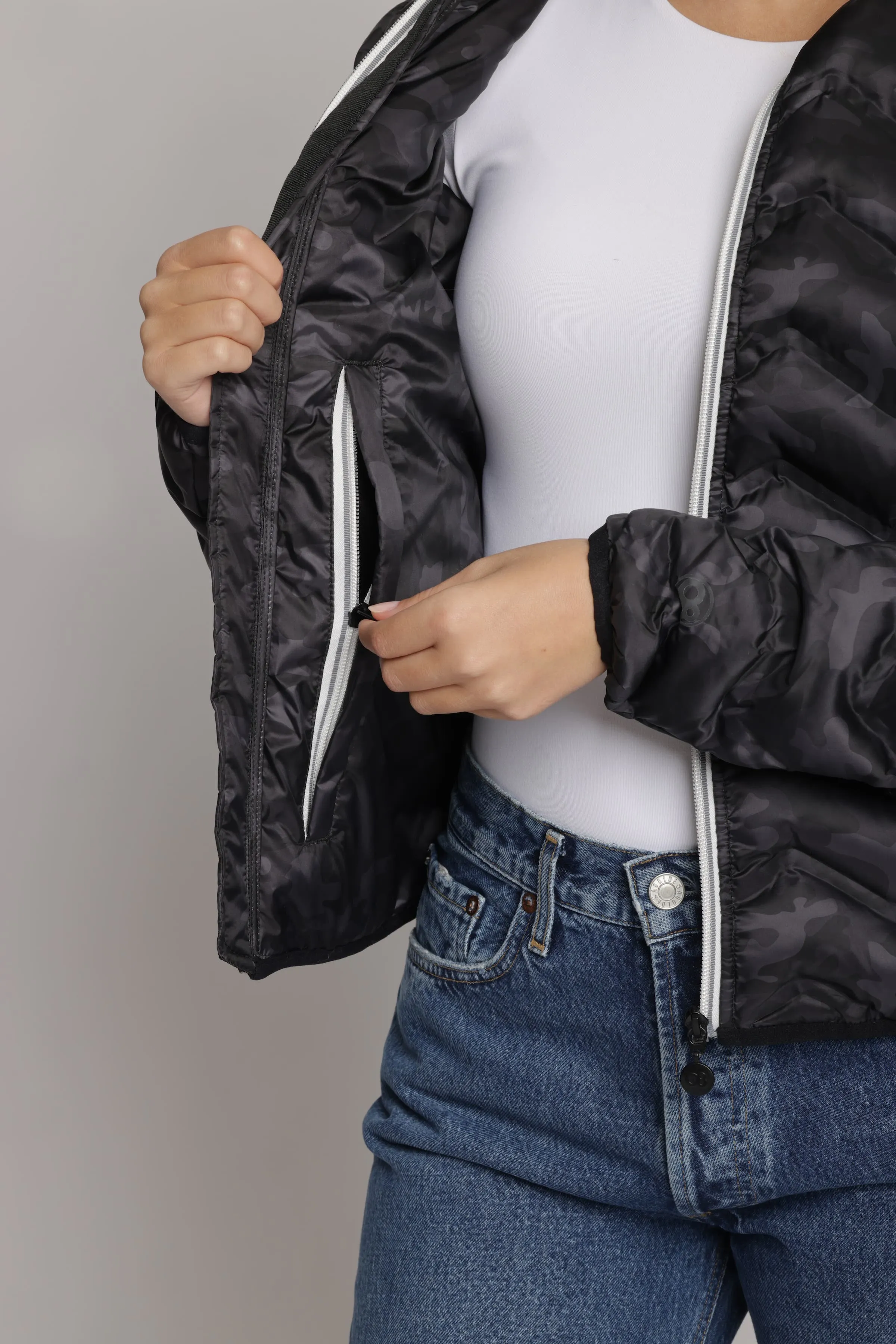 Women's packable puffer jacket in black camo