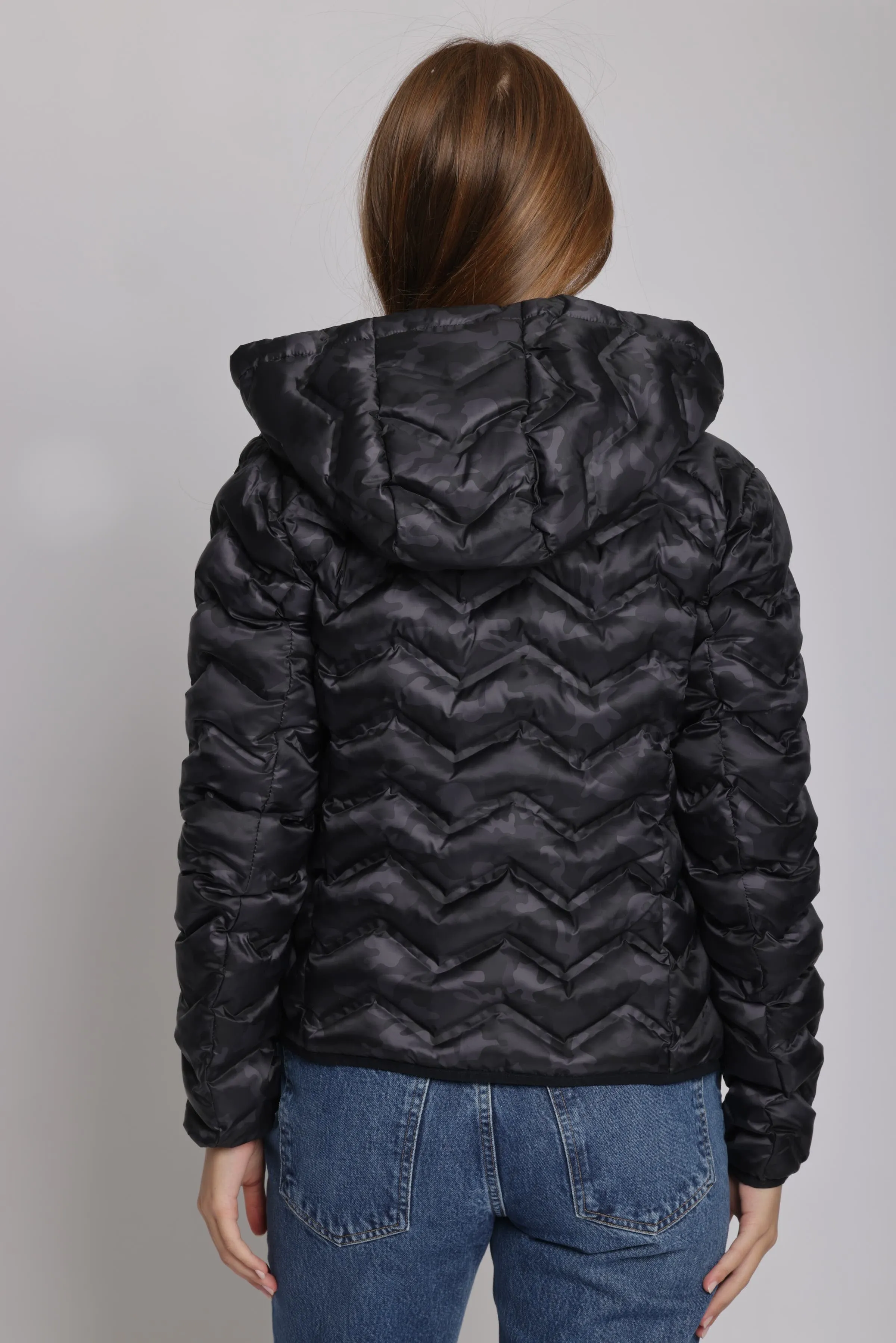 Women's packable puffer jacket in black camo